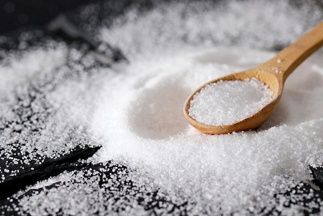 Expertos recomiendan controlar el consumo de sal para cuidar la presión arterial y el corazón
