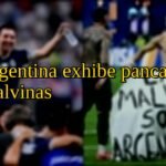 Argentina exhibe pancarta Malvinas